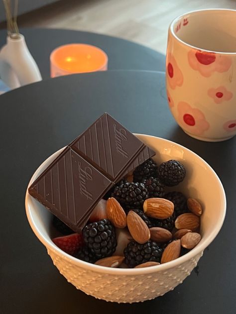 Blackberry almonds chocolate strawberries bowl snack healthy Dark Chocolate Snack Ideas, Chocolate Snacks Aesthetic, Healthy Dark Chocolate Snacks, Almond Mom Aesthetic, Almonds Aesthetic, Dark Chocolate Aesthetic, Chocolate Aesthetic, Healthy Food Menu, Dark Chocolate Almonds