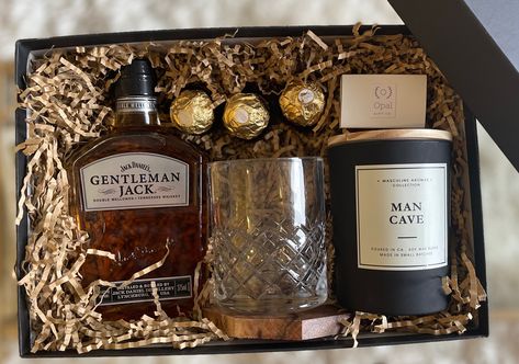 Black Label Gift Basket, Whiskey Box Gift, Alcohol Gift Basket For Men, Wine Gift Box Ideas For Men, Wooden Gift Boxes Ideas, Creative Gift Baskets For Men, Gift Box Ideas For Men Creative, Wine Gift Box Ideas, Homemade Gift Baskets