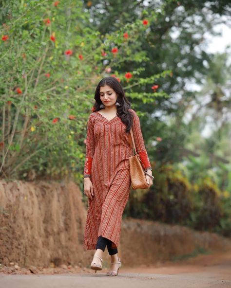 Kerala Kurta Women, Cotton Churidar Stitching Ideas, Cotton Kurta Designs For Stitching, Cotton Churidar Designs Ideas Patterns, Kalamkari Kurti Designs Latest, Cotton Kurti Designs Latest Fashion, Kurtha Designs Latest, Amir Khusro, Mathura Vrindavan