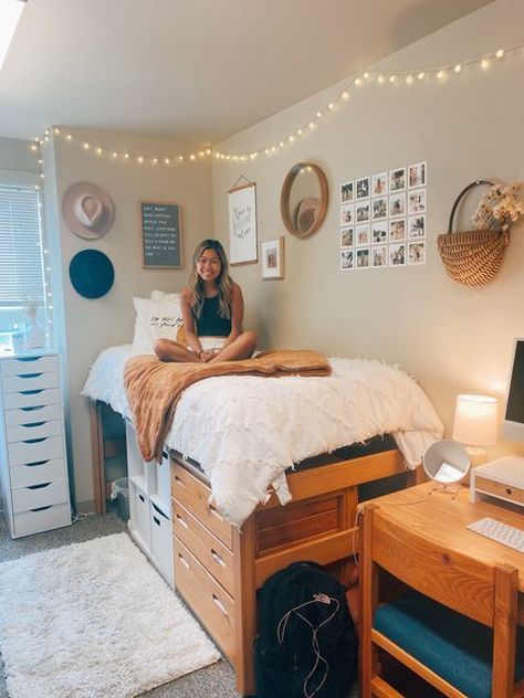 Dorm Room Asthetics Ideas, Small Dorm Room Ideas Layout Double, Small Dorm Room Ideas Layout, Double Dorm Room Ideas, Simple Dorm Room, White Dorm Room, Collage Dorm, College Bedroom Decor, Dorm Room Layouts