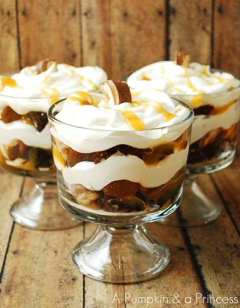 Twix Trifle, Twix Truffle, Brownie Trifle, Trifle Dish, Cream Cupcakes, Trifle Recipe, Favorite Meals, Fun Foods, In A Jar