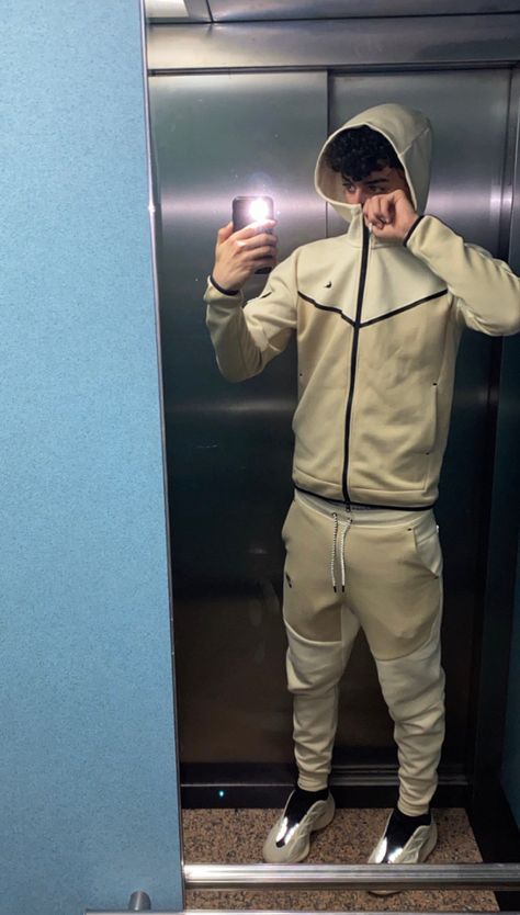 Trapstar Drip, Drill Videos, How To Style Sweatpants, Guys In Sweatpants, Nike Tech Fleece Tracksuit, Uk Drip, Uk People, Hoodie Outfits, Fleece Outfit