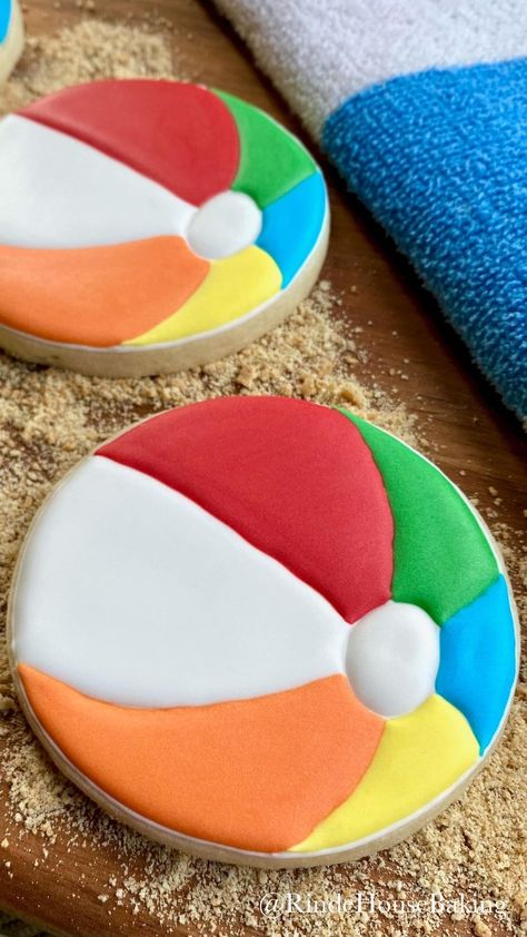 Beach Ball Sugar Cookies, Lego Beach, Summertime Decor, Beach Cookies, Icing Ideas, Icing Frosting, Decorating Cookies, Summer Cookies, Pretty Cookies