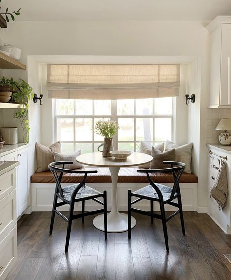 Small Bay Window Ideas, Breakfast Nook Ideas Bay Window, Breakfast Nook Bay Window, Window Bench Ideas, Bay Window Breakfast Nook, Small Bay Window, Nook Window, Oval Kitchen Table, Bay Window Benches