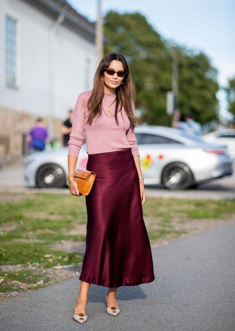 Style by Three: INSPIRATION - SILKY SKIRTS Burgundy Skirt Outfit, Oslo Fashion, Long Silk Nightgown, Burgundy Midi Skirt, Soft Feminine Outfits, Satin Skirt Outfit, Moda Curvy, Burgundy Skirt, Long Skirt Outfits