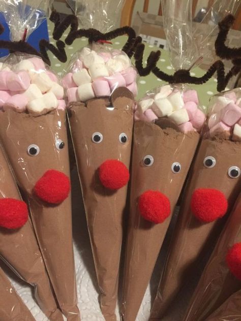 Reindeer Cones, Reindeer Hot Chocolate Cones, Homade Christmas Gifts, Hot Chocolate Cones, Christmas Treats To Make, Reindeer Hot Chocolate, Candy Sleigh, Handprint Christmas Tree, Candy Cane Sleigh