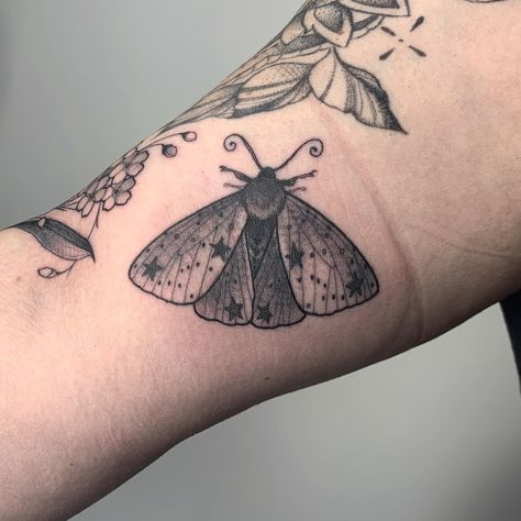 Moth Tattoo Aesthetic, Spider Tattoo Cute, Earthworm Tattoo, Moth Tattoo Sleeve, Small Moth Tattoo, Bug Tattoo Ideas, Insect Tattoos, Illusion Tattoo, Aa Tattoos