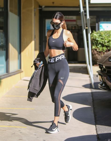 Un conjunto de top deportivo, mallas y zapatillas que no solo sienta genial, también es de lo más cómodo para entrenar... o ir de compras, que es para lo que lo ha llevado la modelo en una quedada junto a Hailey Baldwin. Olivia Rodrigo Photos, Kendall Jenner Pictures, Identity Crisis, Out To Lunch, Facial Recognition, Contour Makeup, Lip Colour, Hailey Baldwin, Matches Fashion