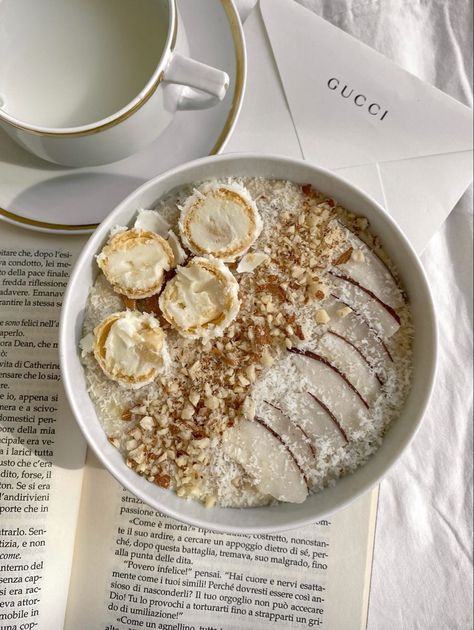 Raffaello Porridge 🥥 Cocco Aesthetic, Porridge Bowl Aesthetic, Porridge Aesthetic, Date Fruit Recipes, Porridge Ideas, Delicious Discoveries, Healthy Protein Desserts, Dates Fruit, Blondie Lockes