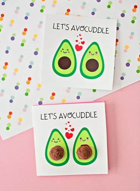 DIY AVOCADO VALENTINE CARD. Printable template included. Cute pom pom valentine card kids can make. Avocado Valentines, Easy Valentine Cards, Free Printable Card Templates, Train Crafts, Diy Valentines Cards, Fun Dip, Free Printable Cards, Preschool Valentines, Cool Paper Crafts