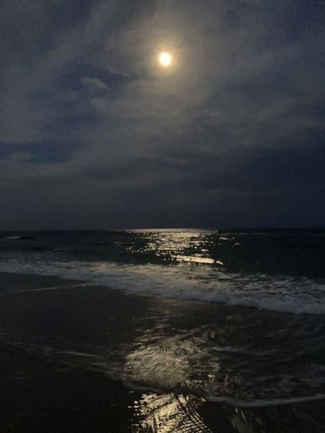 Dark Beach, View Aesthetic, Moon Beach, Aesthetic Ocean, Ocean At Night, Beach At Night, Look At The Moon, Beach Night, Dark Paradise