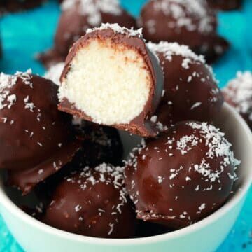 Vegan Condensed Milk, Vegan Truffles, Coconut Truffles, Plant Based Desserts, Condensed Milk Recipes, Vegan Candies, Vegan Coconut, Vegan Milk, Truffle Recipe