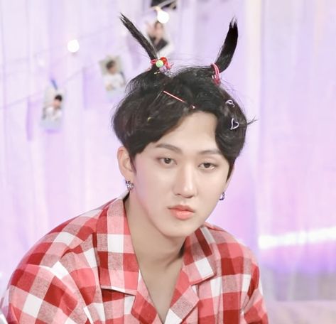 Changbin Being Cute, Cute Changbin Pics, Funny Changbin Pictures, Changbin With Dwaekki, Changbin And Dwaekki, Skz Changbin Cute, Changbin Memeable Face, Changbin Funny Pics, Changbin Funny Face