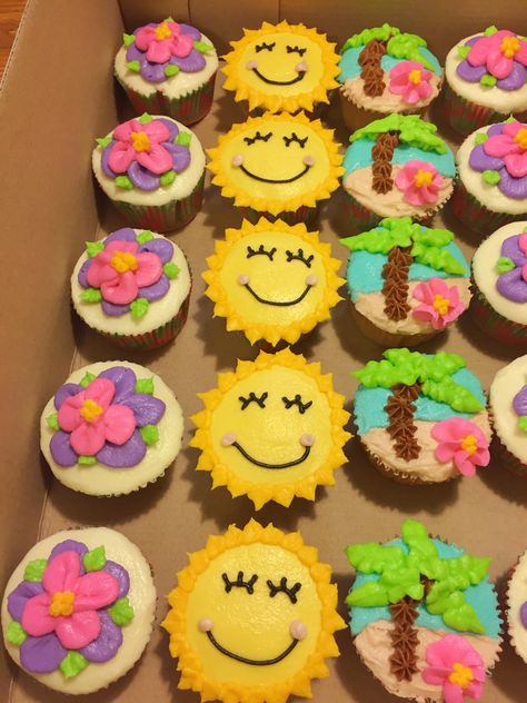 End Of Summer Cupcake Ideas, Cupcakes Decoration Theme, Pool Birthday Cupcakes, Summer Fun Cupcakes, Pineapple Decorated Cupcakes, Summertime Cupcake Ideas, Easy Summer Cupcakes Ideas, Pool Themed Cupcakes, Summer Time Cupcakes