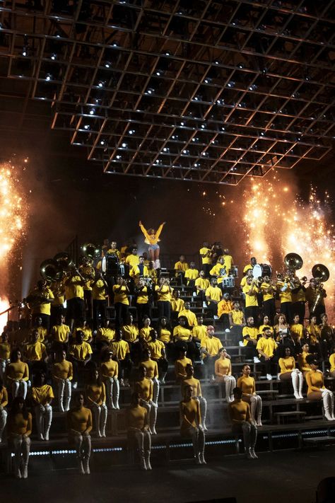 Beyonce Concert, Beyonce Performance, Beyonce Coachella, Beyonce Photos, Beyonce Fans, Concert Stage Design, Queen Bee Beyonce, Beyonce Outfits, Music And Arts