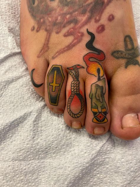 Billy "0z" Johnson (California) recently worked his magic on some super tight toe tattoos for me. For Me Tattoo, Toe Tattoos, Trending Tattoos, Prison Tattoos, R Tattoo, Professional Tattoo, Tough Guy, Tattoos Ideas, Fine Line