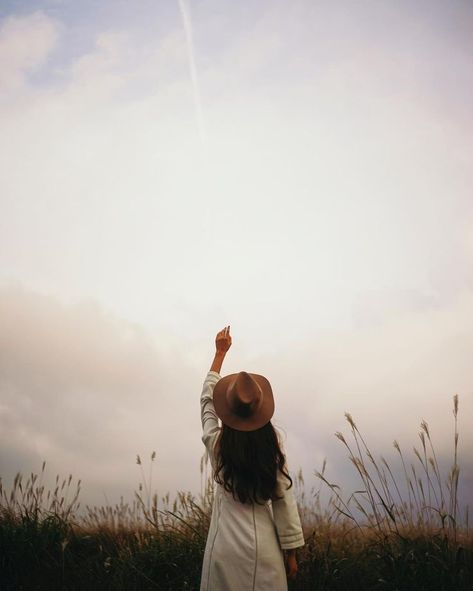 Cloudy Sky, Ideas Photography, Trik Fotografi, Jolie Photo, Foto Pose, Foto Inspiration, 인물 사진, Photography Women, Photoshoot Inspiration