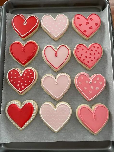 Valentine Cookies Decorated, Valentines Day Sugar Cookies, Heart Sugar Cookie, Kreative Snacks, Valentine Sugar Cookies, Valentines Baking, Shaped Cookies, Heart Shaped Cookies, Sugar Cookie Designs