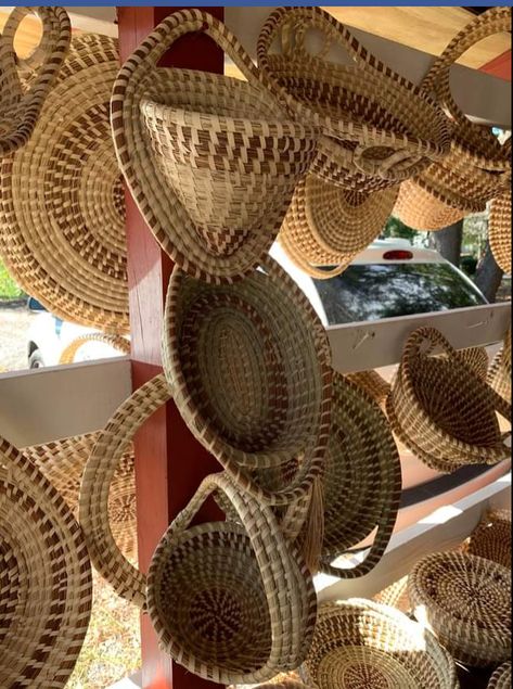 Gullah Decor: 5 Sweetgrass Basket Makers to Support - Black Southern Belle Black Southern Belle, Boho Baskets, Sweetgrass Basket, African Ancestry, Basket Weaver, Traditional Baskets, Grass Basket, Cane Furniture, Basket Crafts