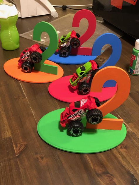 Hot Wheels Birthday Party Centerpieces, Hot Wheel Centerpieces Party Ideas, Diy Hot Wheels Party Decorations, Diy Monster Truck Birthday Decorations, Monster Truck Centerpieces Ideas Diy, Monster Jam Centerpieces Ideas, Hotwheels Party Decor, Hot Wheels Centerpieces Ideas, Monster Truck Birthday Party Centerpiece