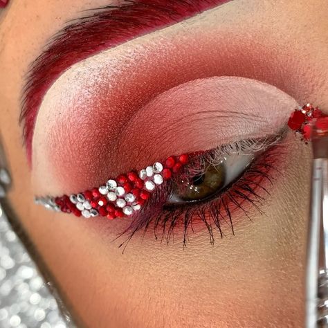 Y A M I L I 👽 on Instagram: “♥️🎅🏼💋❄️🥁🤍🎅🏼♥️❄️ It’s all about Christmas vibes now, get ready for all the holiday glam... ps. sticking these rhinestones on was kinda…” Christmas Eye Makeup, All About Christmas, Christmas Makeup Look, Holiday Makeup Looks, Makeup Stuff, Nail Art Ombre, Holiday Glam, Winter Makeup, Holiday Makeup