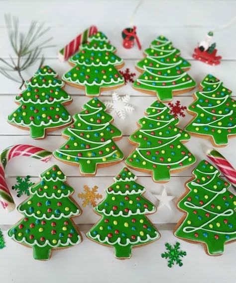 Easy Christmas Cookies Decorating, Ginger Cookies Christmas, Holiday Cookies Decorated, Christmas Cutout Cookies, Christmas Sugar Cookies Decorated, Christmas Dog Treats, Christmas Cookie Box, Gingerbread Cookies Decorated, Christmas Hostess