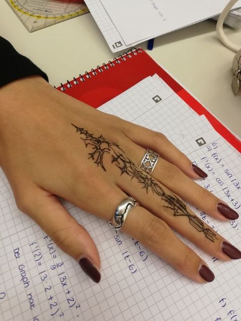 Pola Tato, Tato Henna, Pretty Hand Tattoos, Sharpie Tattoos, Tattoos Geometric, Small Hand Tattoos, Discreet Tattoos, Subtle Tattoos, Simplistic Tattoos