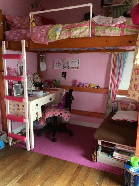 Cute Room Ideas For Small Rooms Twin Bed, Kawaii Room Loft Bed, Loft Bed Organization Ideas, Loft Bed Rooms Idea, Loft Bed Couch, Small Bedroom Loft Bed, Kawaii Loft Bed, Loft Bed With Couch Underneath, Loft Bed Small Room