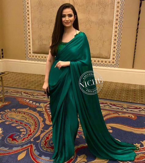 Niche Lifestyle on Instagram: "#SanaJaved serving a LEWK BY @umarsayeedcoutureofficial at the PISAs in Dubai. 🔥 #PISAwards2021 #PISA2021" Sarah Khan In Saree, Sara Khan Saree Pakistani, Nora Fatehi Green Saree, Black Salwar Suit, Sara Khan Pakistani Actress Suits, Sana Javed Green Dress, Designer Lehenga Choli, Pakistani Actress, Beautiful Saree