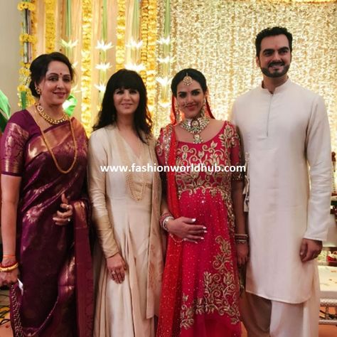 Godh Bharai Outfit, Elder Daughter, Godh Bharai, Baby Shower Clothes, Esha Deol, Baby Shower Gown, Neeta Lulla, Hema Malini, Top Indian