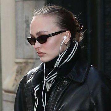 ʙᴇᴛᴛʏ on Twitter: "she's an icon,she's a legend and she is the moment… " Lily Rose Depp Style, Autumn 23, French Restaurant, Walking Down The Street, Rose Depp, Paris Trip, Vanessa Paradis, Lily Rose Depp, Lily Rose