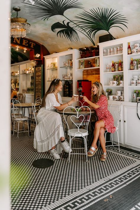 Two girls in New Orleans cheersing beignets at a local cafe New Orleans Clothing Style, New Orleans Film Photography, New Orleans Photos, New Orleans October Outfit, New Orleans Photo Ideas, New Orleans Photoshoot Ideas, New Orleans Instagram Pictures, New Orleans Pictures Ideas, New Orleans Outfit Spring