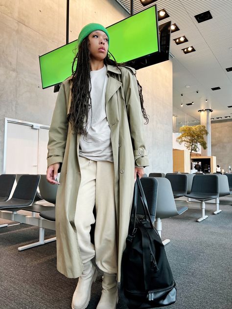 Sweatpants Trench Coat, Trench Coat Airport Outfit, Light Trench Coat Outfit, Tan Sweatpants, Airport Travel Outfits, Khaki Trench, Khaki Trench Coat, Trench Coat Outfit, Sweet Fashion