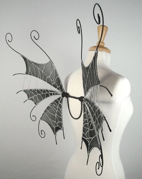 Spiderweb Fairy Wings. (Silksteel is a spider fairy) Dark Fairy Costume, Halloween Wings, Ghouls Night, Fairy Photography, Costume Wings, Gossamer Wings, Ren Fair, Gothic Fairy, Frog Prince