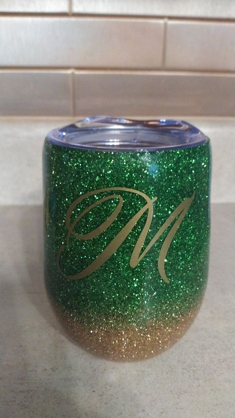 Gold Wine, Tumbler Cups Diy, Tumbler Ideas, Glitter Glass, Wine Tumbler, Green Glitter, Crafty Craft, Wine Tumblers, Diy Arts And Crafts