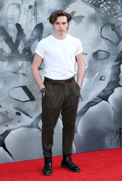 Here’s a look at the stylish men who embraced the tucked-in T-shirt this summer, from actors to rappers and anyone else who made the dad style move cool again. Tucked In Shirt Outfit, White Tshirt Outfit, White Shirt Outfits, Shirt Outfit Men, Brooklyn Beckham, White Shirt Men, Dad Fashion, Shirt Tucked In, Mens Fashion Streetwear