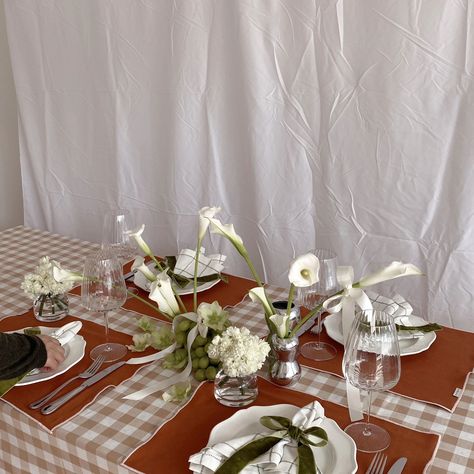 Gingham, rust, grids & greens ✨️ Green Gingham Tablecloth, Gingham Tablecloth Wedding, Gingham Party, Gingham Tablecloth, Green Tablecloth, Dinner Party Table, Green Gingham, Christmas Cooking, Welcome To The Party