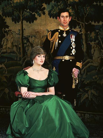 But the couple also adhered to tradition, releasing an official photo featuring Diana in a regal gown and Prince Charles in his naval uniform, befitting his role as the future heir to the British throne. Prințesa Diana, Putri Diana, Princess Diana Fashion, Princess Diana Family, Princess Diana Photos, The Royal Wedding, Princes Diana, Diana Fashion, Charles And Diana