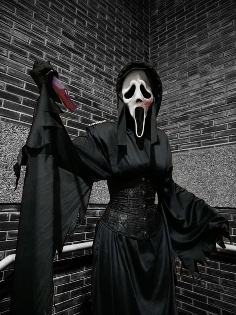 Woman Scream Costume, Scream Halloween Costume Ideas, Ghost Woman Costume, Girly Ghostface Costume, Halloween Ghostface Costume, Ghostface Costume Women Ideas, Scream Woman Costume, Scream Cosplay Female, Ghost Face Costume Women Outfit