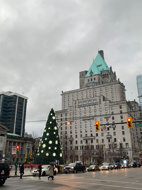 Christmas tree located at the Vancouver Art Gallery North Plaza, and the Fairmount Hotel Vancouver as background. It’s starting to look a lot like Christmas over here. Christmas Vancouver, Christmas In Vancouver, Ubc Vancouver, Vancouver Christmas, Vancouver Art Gallery, Vancouver Canada, San Francisco Skyline, Orlando, Vancouver