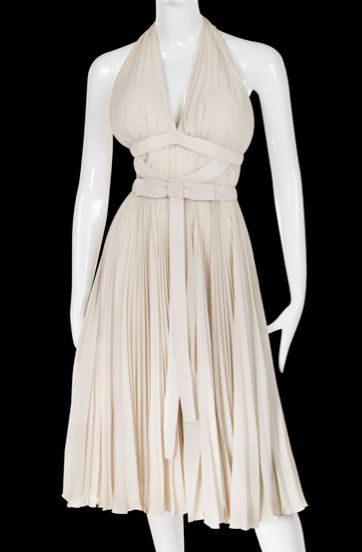 Marilyn Monroe Seven Year Itch Subway Scene Travilla Costume Replica Heads to Auction - The Marilyn Monroe Collection Marilyn Monroe White Dress, Marilyn Monroe Outfits, Seven Year Itch, Marilyn Monroe Dress, Monroe Dress, Marilyn Monroe Fashion, Iconic Dresses, Norma Jeane, White Dresses