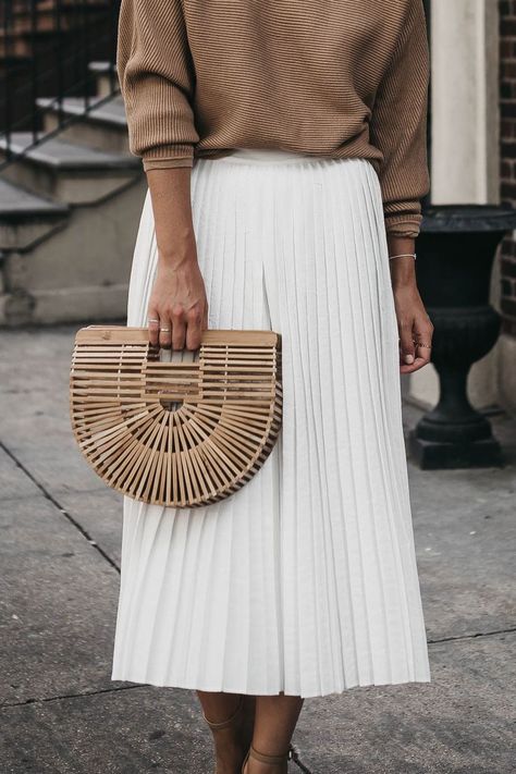 Effortless Summer Style | White Pleated Midi Skirt, Light Neutral Summer Sweater, Cult Gaia Bamboo Clutch Brooklyn Blonde, Rok Outfit, Outfit Elegantes, Pleated Skirt Outfit, Pinterest Trends, Skirt Diy, White Pleated Skirt, Toni Garrn, Bamboo Bag