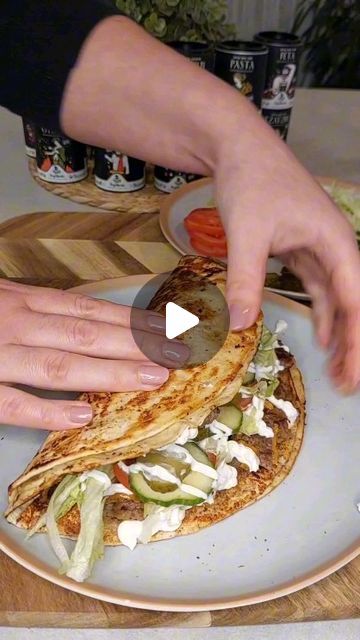 Burger Wraps Tortilla, Grilled Wraps, Wrap Burger, Cheeseburger Tacos, Burger Wraps, Burger Wrap, Tortilla Recipes, Dinner Beef, Keto Beef