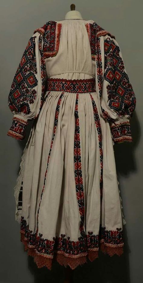 Croatia Traditional Clothing, Ukranian Tradional Dress, Eastern European Traditional Clothing, Traditional Polish Clothing, Medieval Inspired Fashion, Ukraine Clothing, Romanian Clothing, Norwegian Clothing, Slavic Clothing