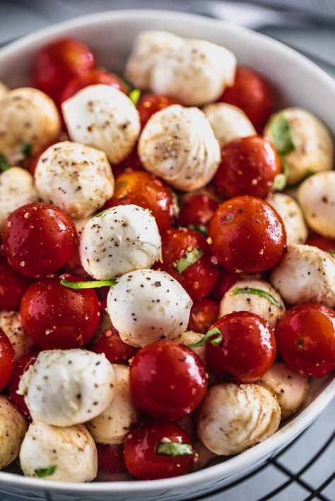 Tomato Mozzarella Salad, Tomato Mozzarella Basil, Vegetable Salads, Ensalada Caprese, Tomato Caprese, Cherry Tomato Salad, Mozzarella Balls, Simple Family Meals, Marinated Tomatoes