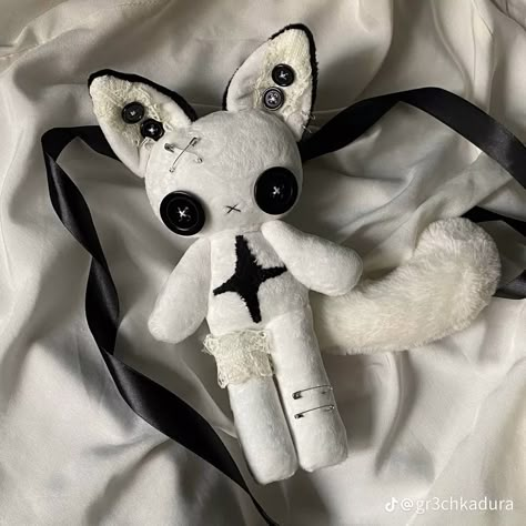 Horror Plushies Diy, Goth Plushies Diy, Halloween Plushies Diy, Emo Stuffed Animals, Creepy Cute Stuffed Animals, Patchwork Plushies, Scary Plushies, Aesthetic Stuffed Animals, Simple Plushie Patterns