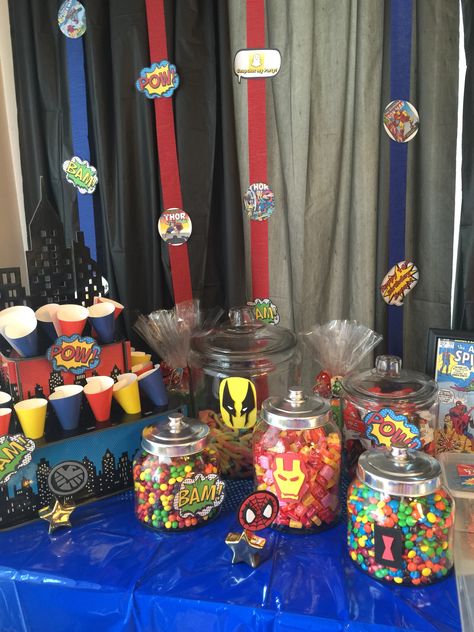 Candy Bar for Marvel Party Marvel Table Decorations, Marvel Candy Table Ideas, Avengers Candy Table Ideas, Superhero Candy Table, Superhero Candy Bar, Marvel Graduation Party, Spiderman Candy Table, Superhero Candy, Candy Bar Ideas