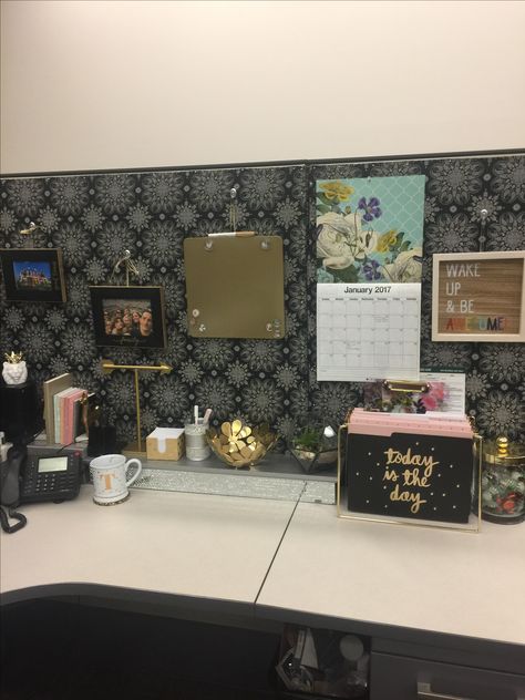 Corner Cubicle Organization, Cute Work Desk Ideas Office Cubicle, Black Cubicle Decor, Cubicle Office Decorating Ideas, Cute Cubicle Ideas, Decorating Cubicle At Work, Office Desk Decor For Work Cubicle Women, Chic Cubicle Decor, Cubicle Decor Office Work Spaces