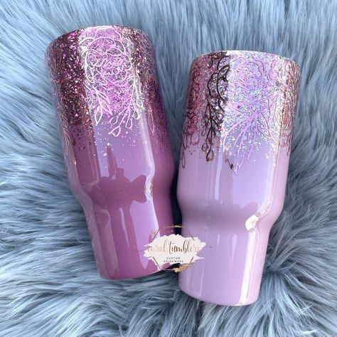 Pink And Black Glitter Tumbler, Epoxy Cup Designs, Flower Glitter Tumbler, Pink Epoxy Tumbler, Rodeo Tumbler Ideas, Glitter Cup Ideas, Glitter Stanley Cup, Pink Glitter Tumbler Ideas, 40oz Tumbler Ideas