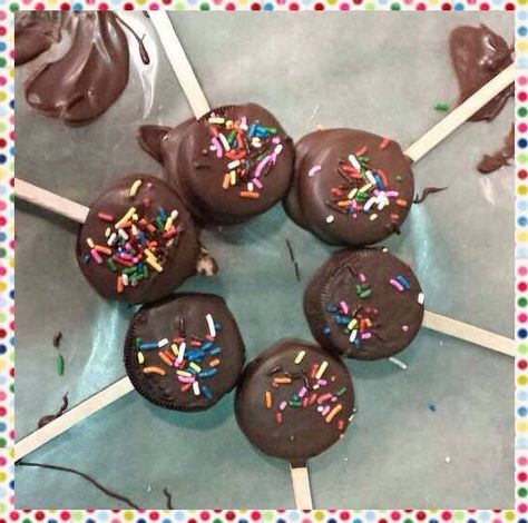 RA program: chocolate covered Oreo pops! Simple and delicious! Oreos, Popsicle sticks, melting chocolate, microwave, a bowl, and sprinkles! DIY, Resident Advisor Program Chocolate Covered Oreo Pops, Sprinkles Diy, Resident Advisor, Resident Adviser, Pop Stick, Covered Oreos, Oreo Pops, Chocolate Covered Oreo, Chocolate Covered Oreos